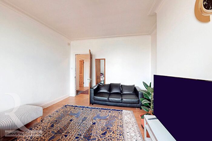 3 Bedroom Flat To Rent In Golders Green Road, London, NW11