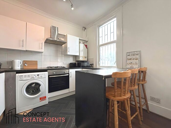 3 Bedroom Flat To Rent In Upper Tooting Road, Tooting Bec, SW17