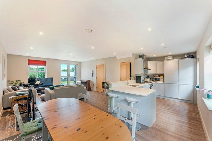 3 Bedroom Flat To Rent In Cadogan Close, London, E9