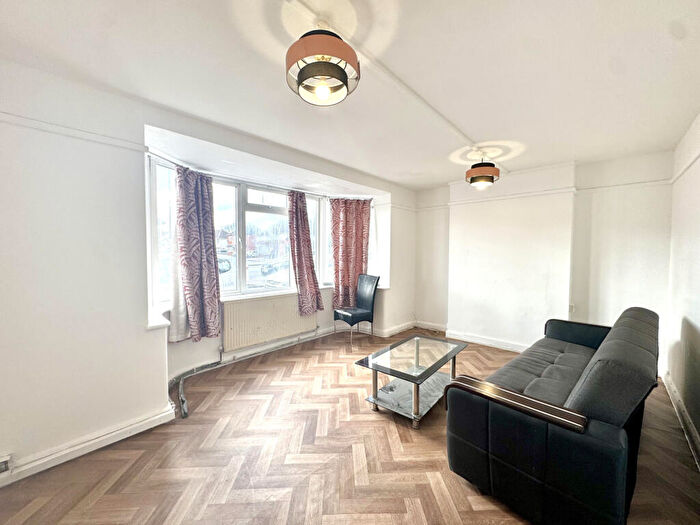 2 Bedroom Flat To Rent In Salt Hill Mansions, Bath Road, Slough, SL1