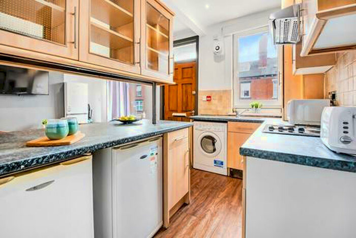 5 Bedroom House To Rent In Beechwood Terrace, Leeds, LS4