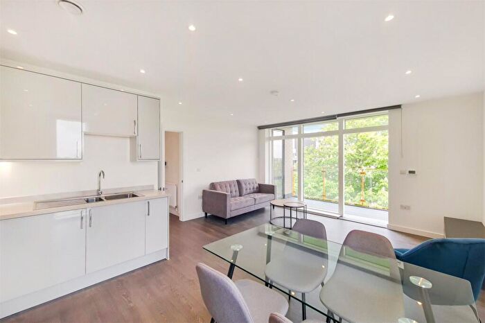 2 Bedroom Apartment To Rent In Propeller Crescent, Croydon, CR0