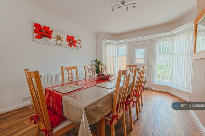 3 Bedroom Semi-Detached House To Rent In Oakwood Lane, Leeds, LS8