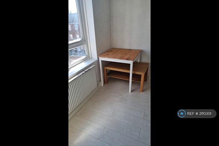 3 Bedroom Flat To Rent In Marcon Court, London, E8