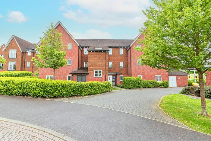 2 Bedroom Flat To Rent In Outfield Crescent, Wokingham, RG40