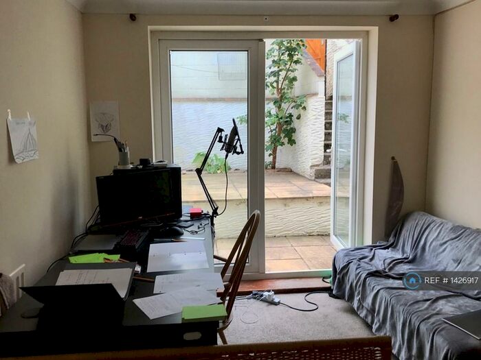 3 Bedroom Maisonette To Rent In Aster Court, Southsea, PO5