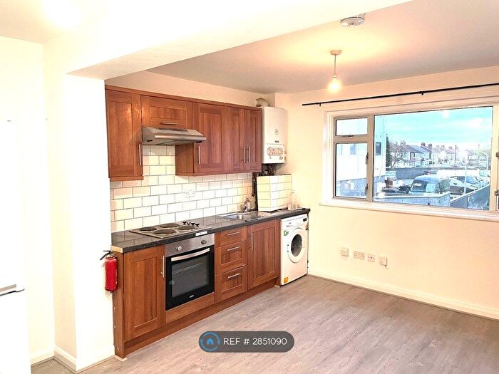 3 Bedroom Flat To Rent In Uxbridge Road, Hayes, UB4