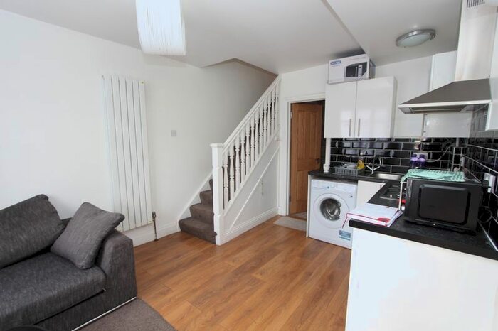 1 Bedroom Flat To Rent In Bergholt Avenue, Ilford, IG4