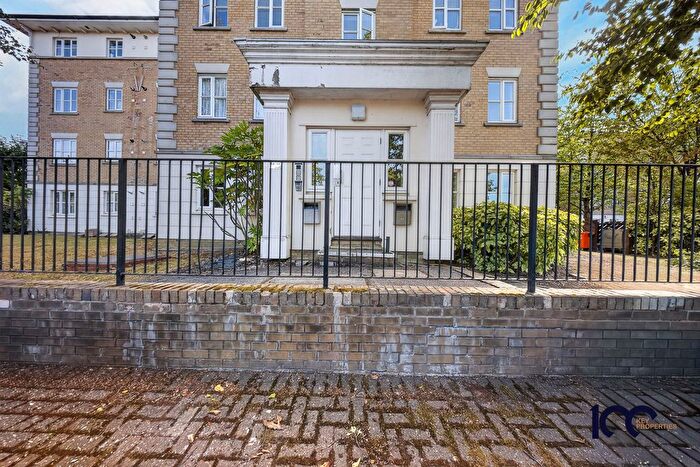 2 Bedroom Flat For Sale In Monkwood Close, Romford, RM1