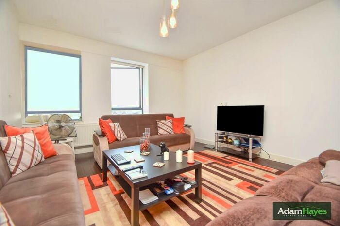 3 Bedroom Apartment To Rent In Ballards Lane, North Finchley, N12
