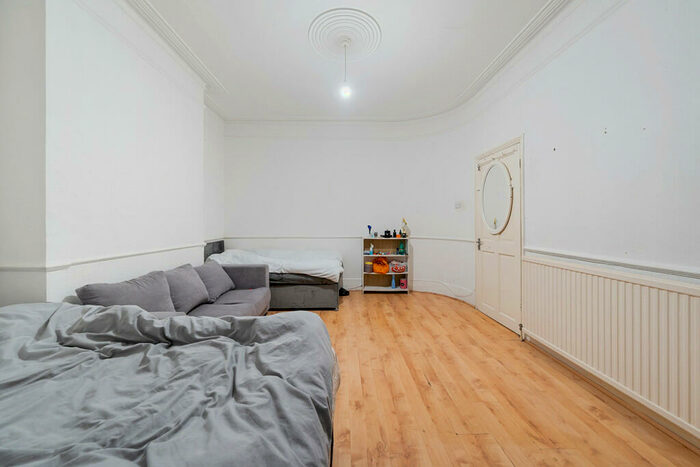 3 Bedroom Terraced House For Sale In York Road, Bounds Green, N11