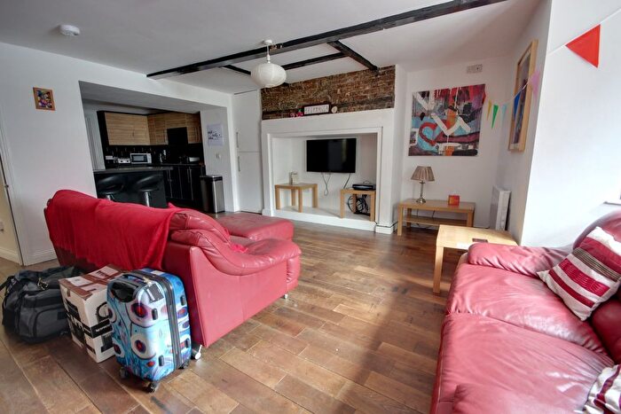 6 Bedroom Semi-Detached House To Rent In Gilesgate, Durham, DH1