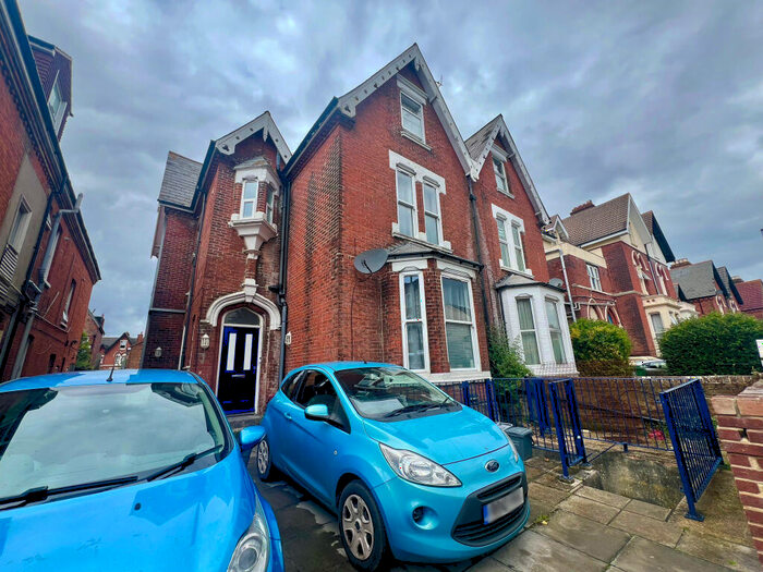 2 Bedroom Flat To Rent In Victoria Road North, Southsea, PO5