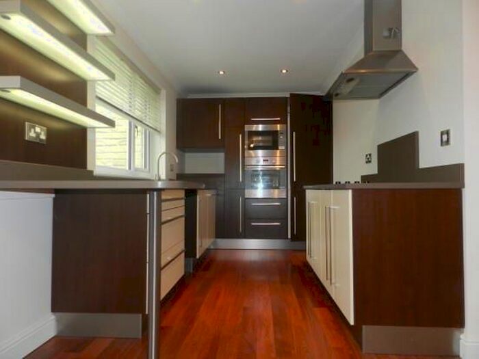 2 Bedroom Flat To Rent In Hall Garth, Huddersfield, HD5