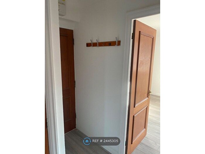 2 Bedroom Flat To Rent In Sovereign Court, Aylesbury, HP19