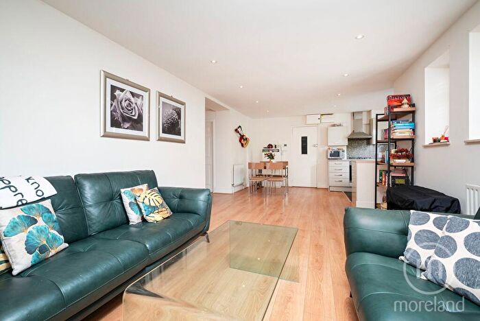 2 Bedroom Apartment For Sale In The Pantiles, Finchley Road, Temple Fortune, NW11
