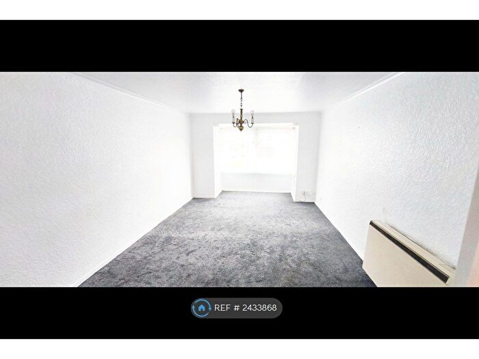 2 Bedroom Flat To Rent In Wycliffe Gardens, Shipley, BD18