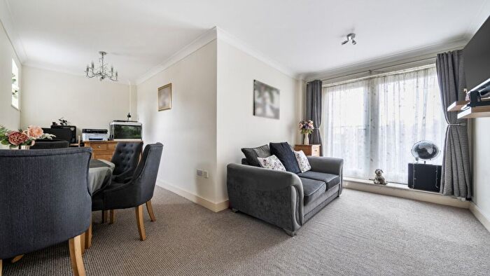 2 Bedroom Flat For Sale In Penpool Lane, Welling, DA16