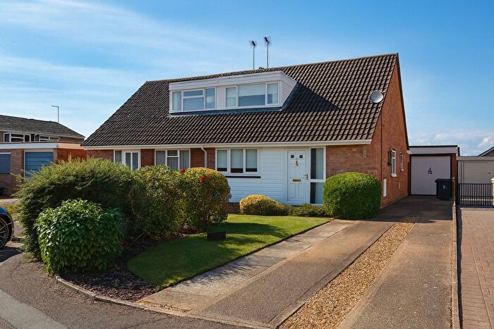 3 Bedroom Semi-detached Bungalow For Sale In Obelisk Rise, Northampton, NN2
