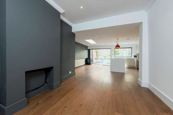 5 Bedroom Property To Rent In Temperley Road, Balham, London, SW12