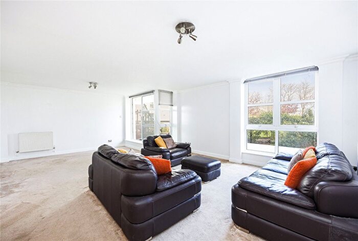 2 Bedroom Flat For Sale In Barrier Point Road, London, E16