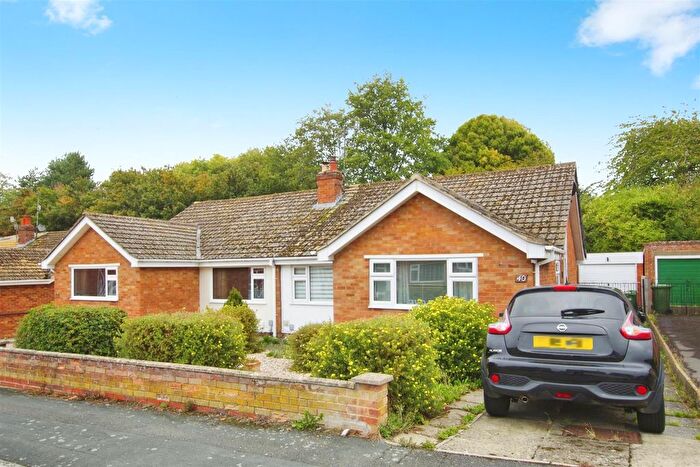 3 Bedroom Semi-Detached Bungalow For Sale In Kennet Avenue, Greenmeadow, Swindon, SN25