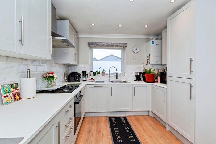 2 Bedroom Detached Bungalow For Sale In Goldsworthy Way, Slough, SL1
