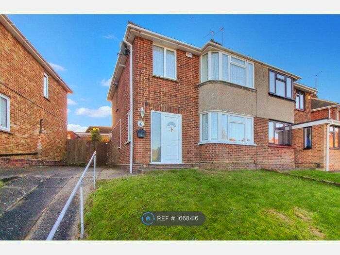 3 Bedroom Semi-Detached House To Rent In Vale Drive, Chatham, ME5