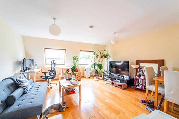 2 Bedroom Flat To Rent In Mill Lane, West Hampstead, London, NW6