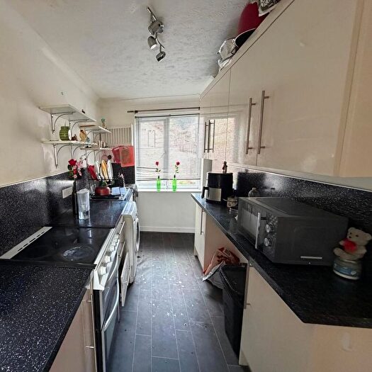 2 Bedroom Flat To Rent In College Road, Newton Abbot, TQ12