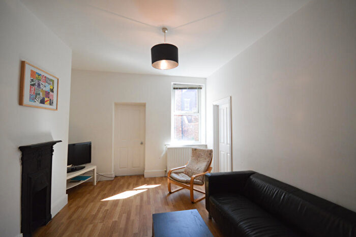 3 Bedroom Flat To Rent In £.pppw - Buston Terrace, Jesmond, NE2