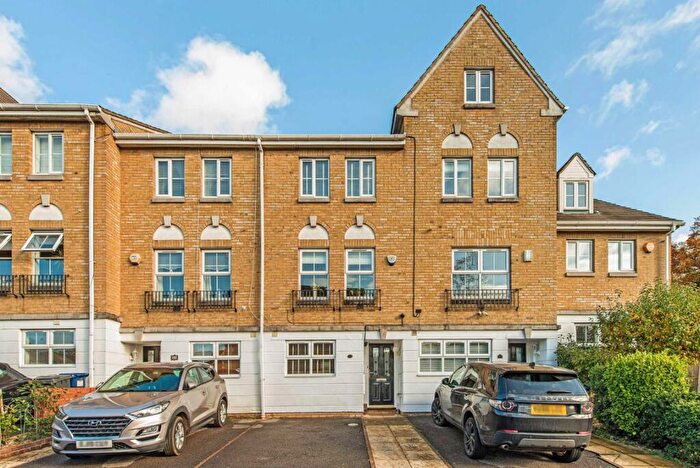 4 Bedroom House To Rent In Halton Close, London, N11