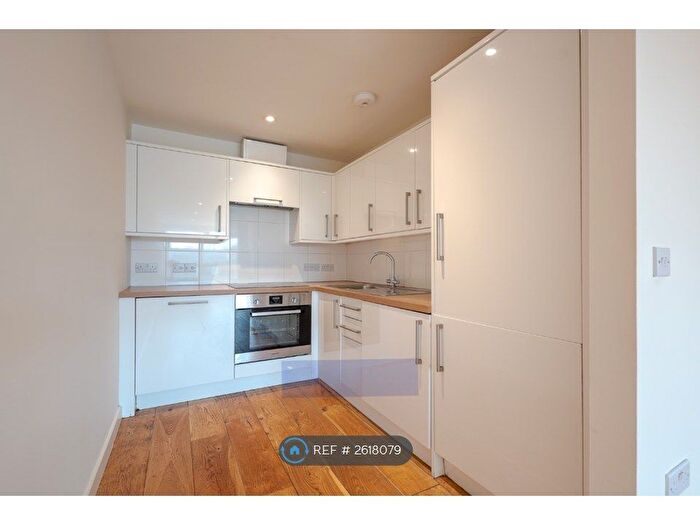 1 Bedroom Flat To Rent In Bethwin Road, London, SE5