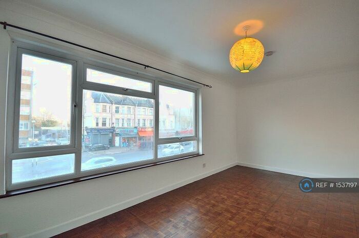 Studio To Rent In Highwood Court, London, N12