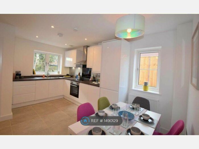 3 Bedroom Semi-Detached House To Rent In Walnut Acre, Benson, Wallingford, OX10