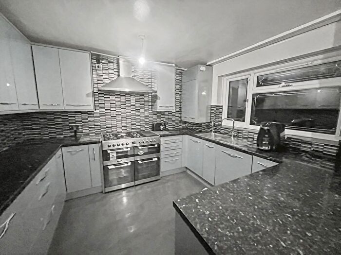 5 Bedroom Semi-Detached House To Rent In Northern Road, Slough, SL2