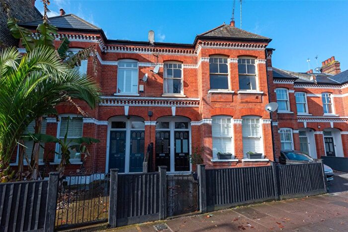 4 Bedroom Flat To Rent In Wix's Lane, London, SW4