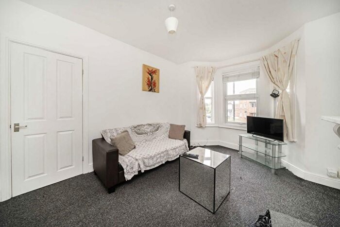 2 Bedroom Flat To Rent In Acton Lane, Acton, W3