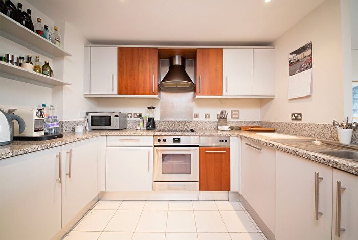 2 Bedroom Flat To Rent In Spice Quay Heights, Shad Thames, London, SE1
