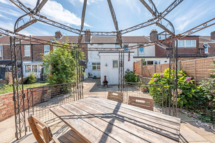 2 Bedroom Flat To Rent In Warren Avenue, Southsea, PO4