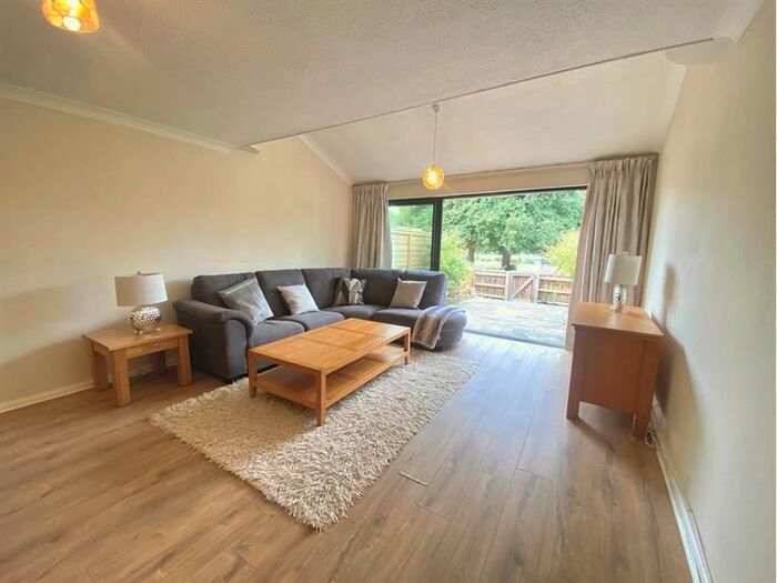 4 Bedroom Detached House To Rent In Cardinal Close, Caversham, RG4