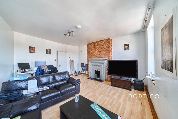 2 Bedroom Flat To Rent In Clapham Common South Side, London, SW4