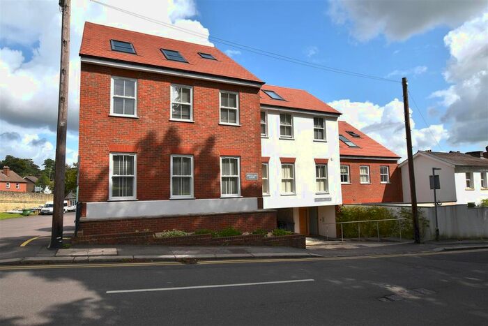 2 Bedroom Flat To Rent In Hooley Lane, Redhill, RH1