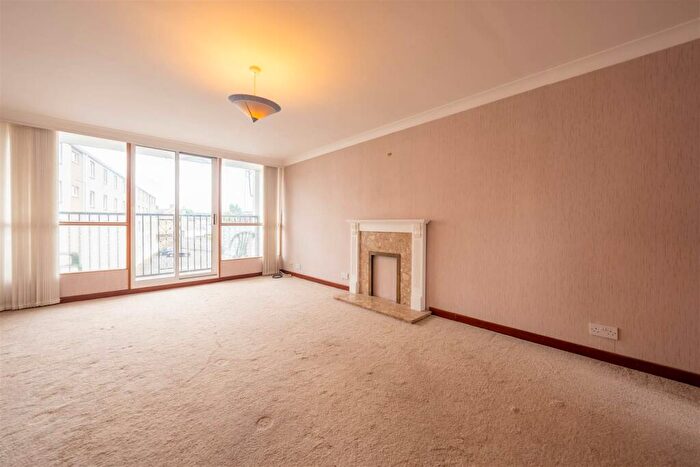2 Bedroom Flat For Sale In Muirton Place, Perth, PH1