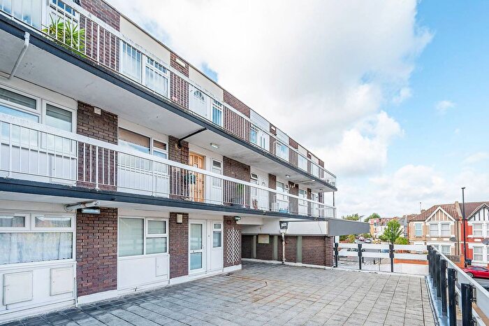 1 Bedroom Flat For Sale In Gunnersbury Lane, Acton, London, W3
