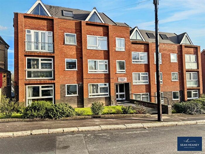 2 Bedroom Flat For Sale In Hadley Road, Barnet, EN5