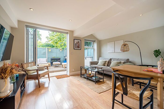 2 Bedroom Flat For Sale In Ariel Road, London, NW6