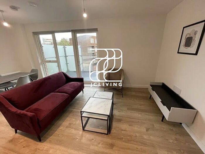 3 Bedroom Flat To Rent In Louise Close, N7