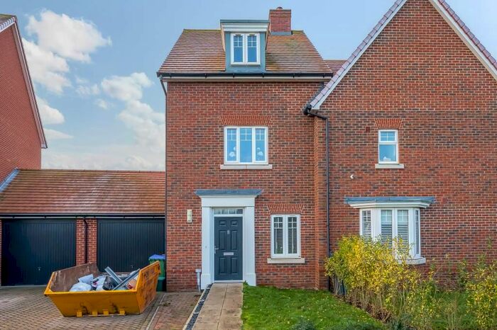 4 Bedroom Detached House To Rent In Kingsbrook, Broughton, HP22