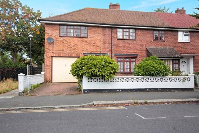 3 Bedroom End Of Terrace House For Sale In Janson Road, London, E15